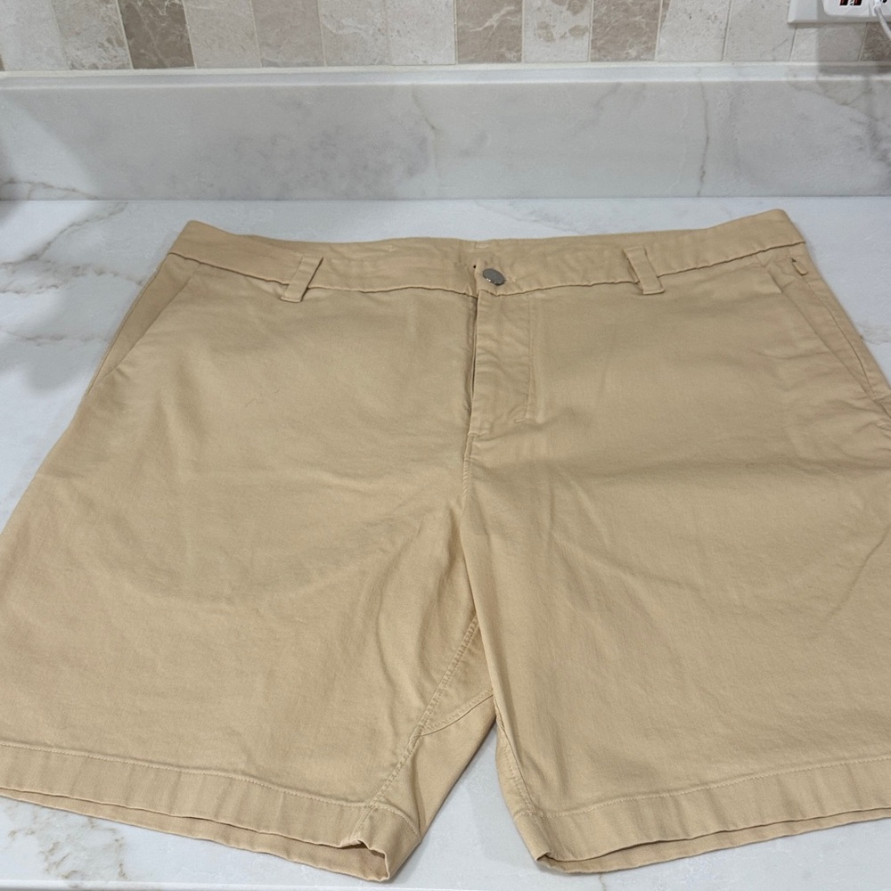 Men’s Lululemon khaki Shorts - size 38 - worn once 9” inseam